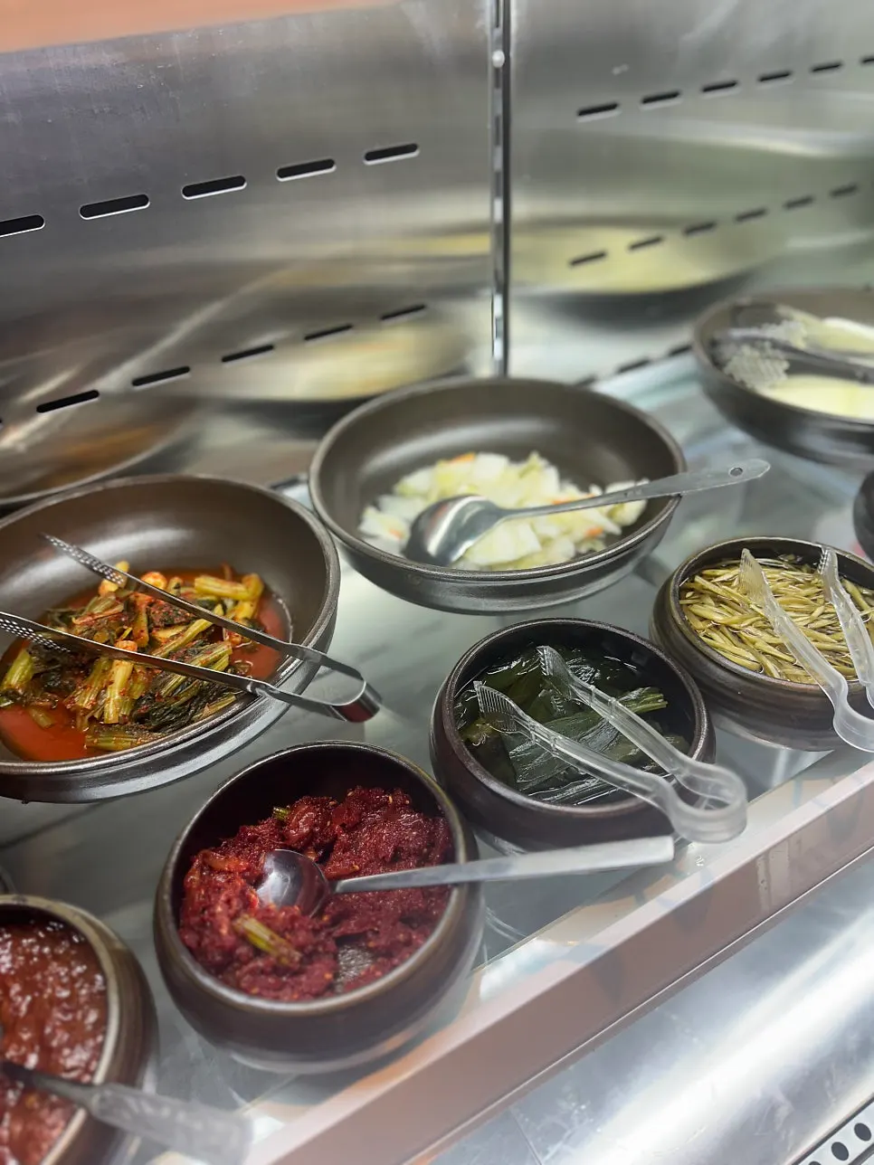 야채 된장국이 포함된 밑반찬 세팅