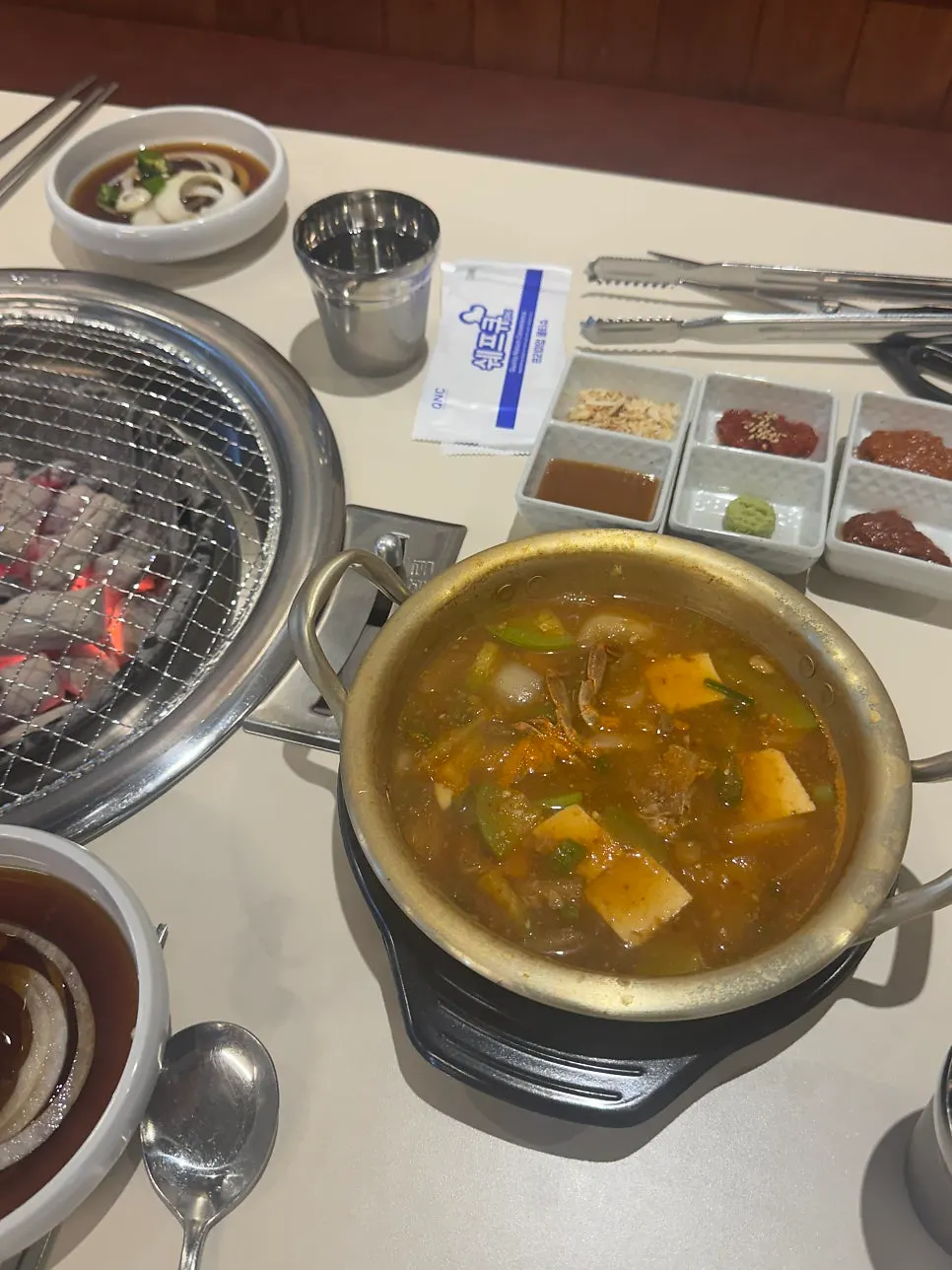 김치와 상추를 직접 담는 셀프존