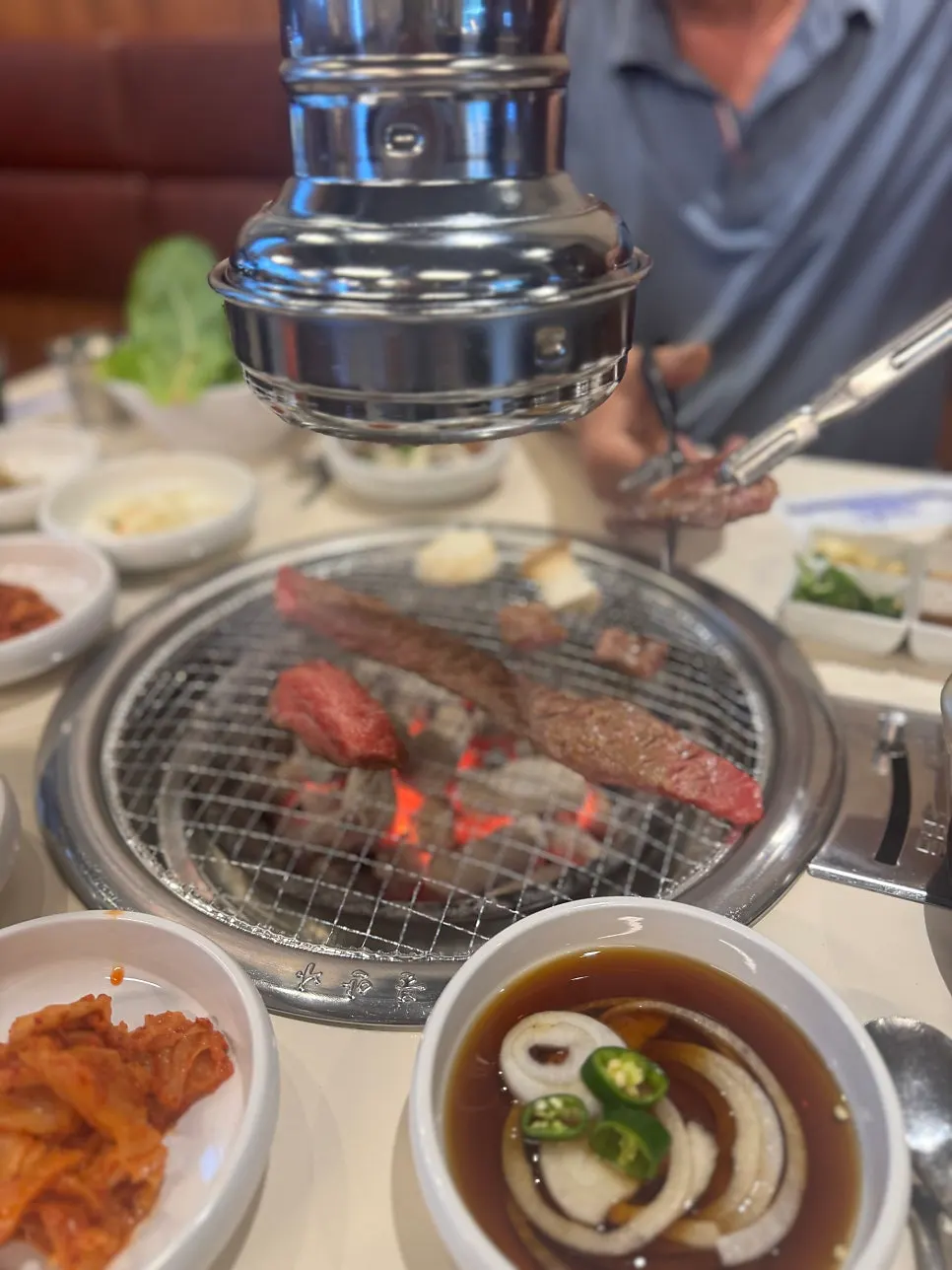 선홍빛 생소갈비살과 양념소갈비살 모듬 500g