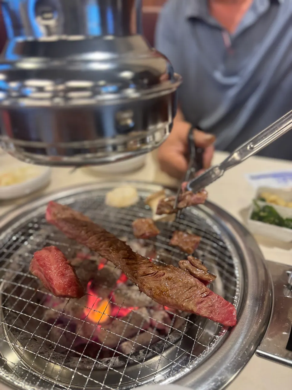 숯불 불판에 올린 생소갈비살