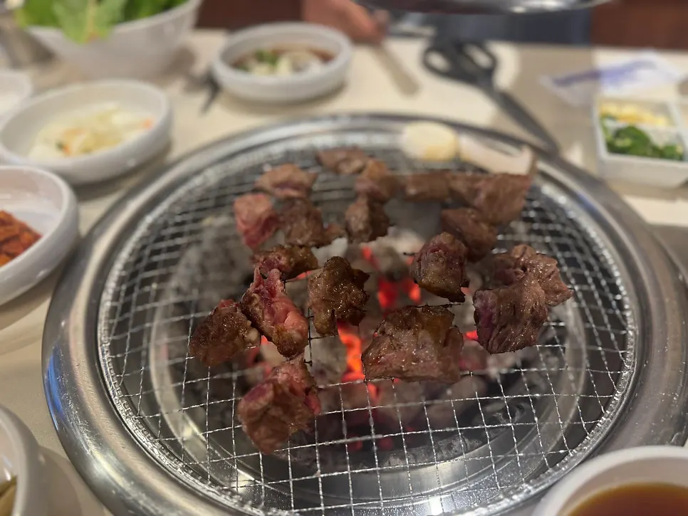 노릇하게 익어가는 소갈비살 클로즈업
