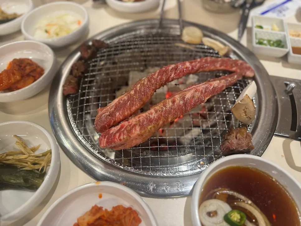 숯불에 구워지는 양념소갈비살