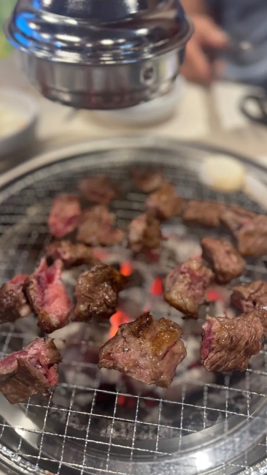 다 구워진 소갈비 모듬과 곁들임 상차림