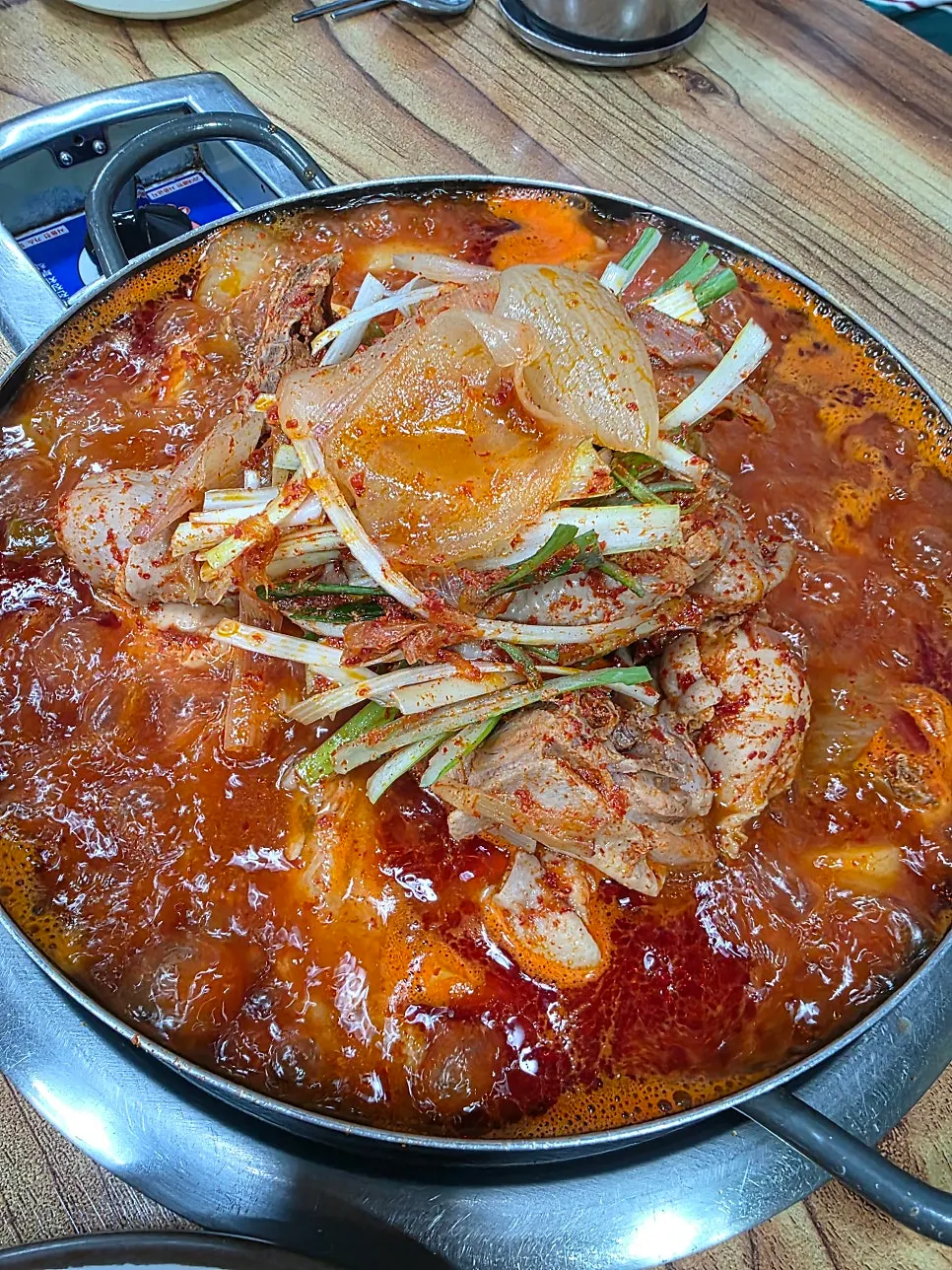 Pot of dakbokkeumtang boiling away