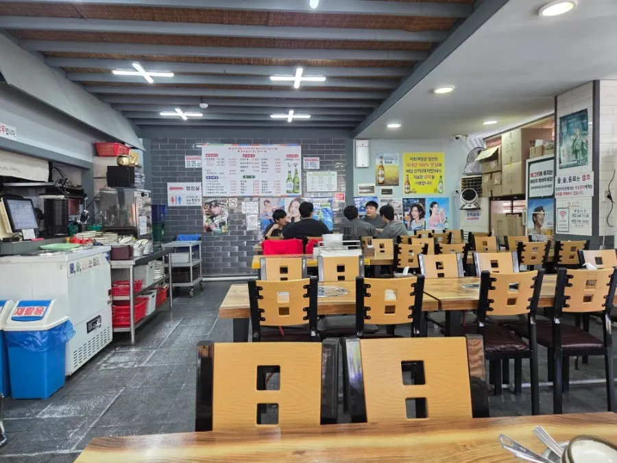 View around the counter area of Jeongjeong-a Sikdang Jeongwang Branch