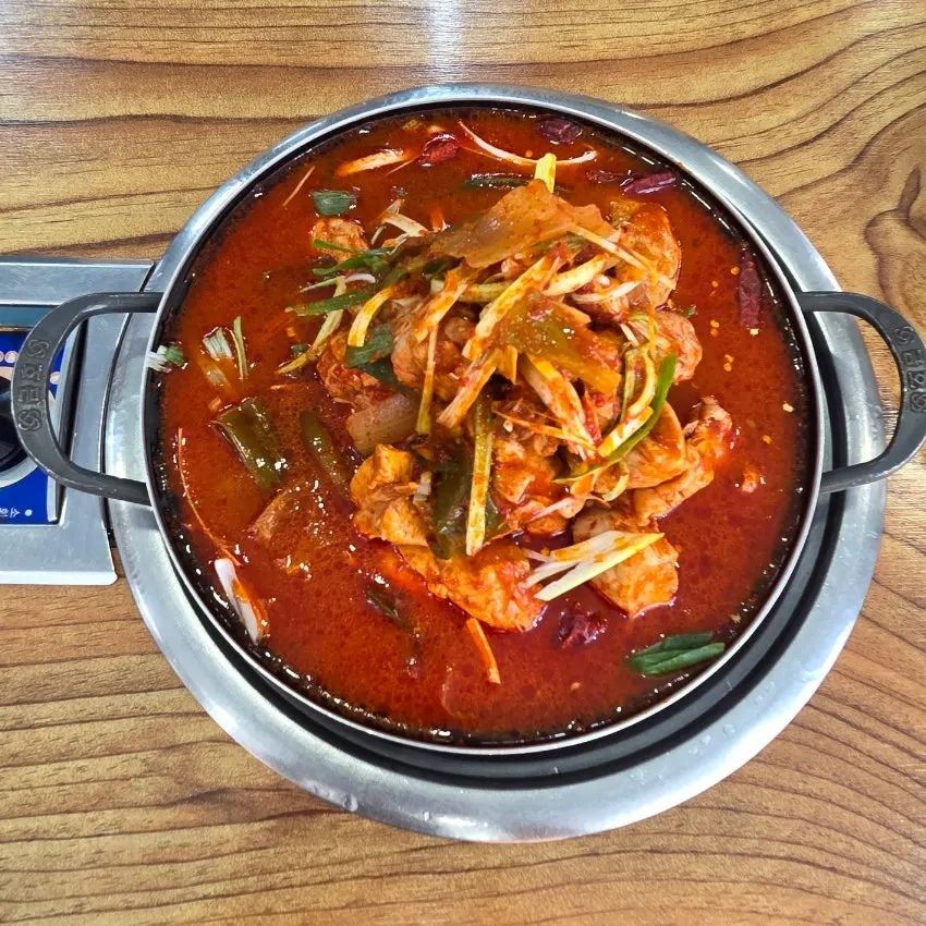 Dakbokkeumtang table setting before boiling