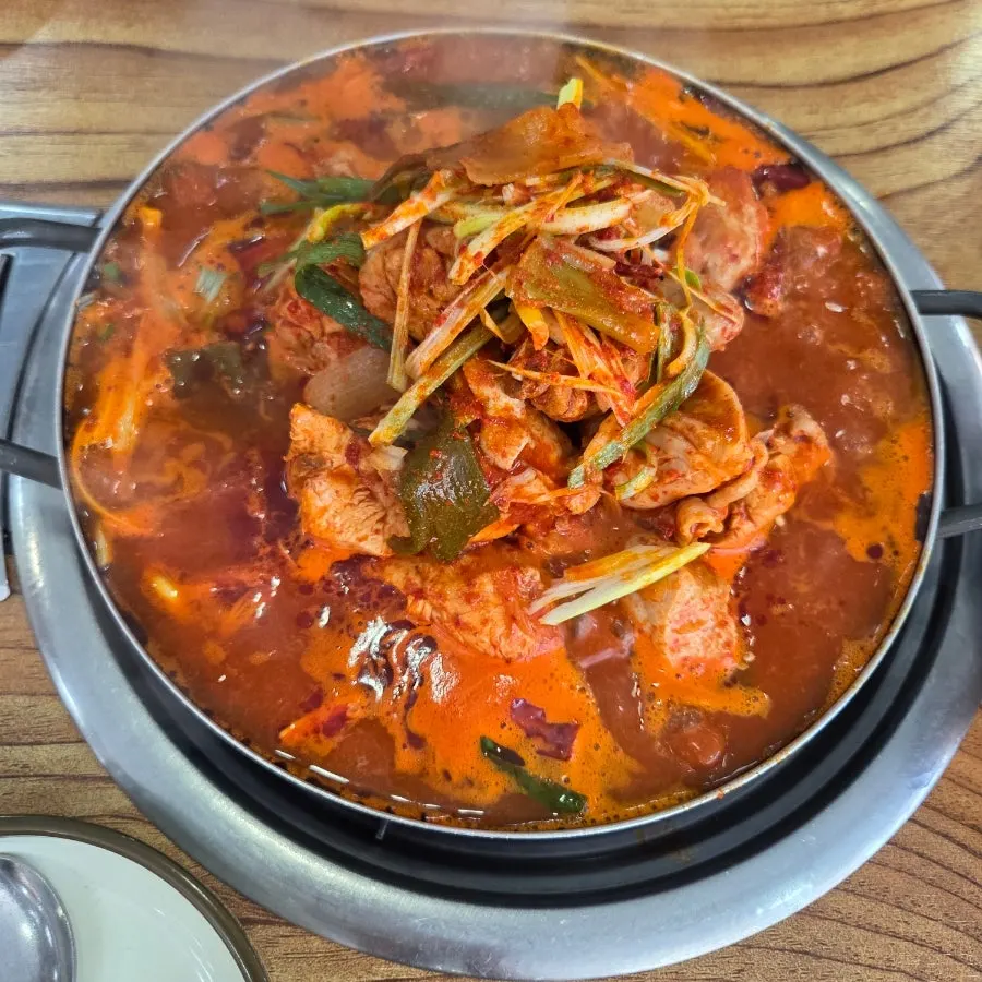Deep red, rich broth of the dakbokkeumtang
