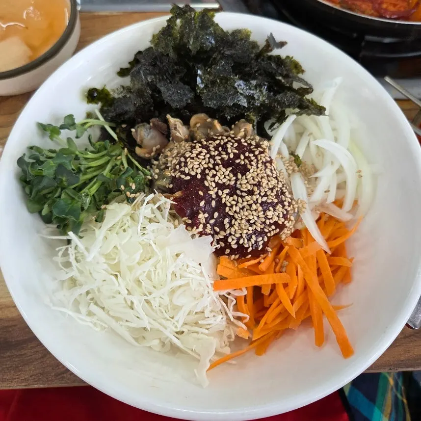 Plate of seasoned cockle dish
