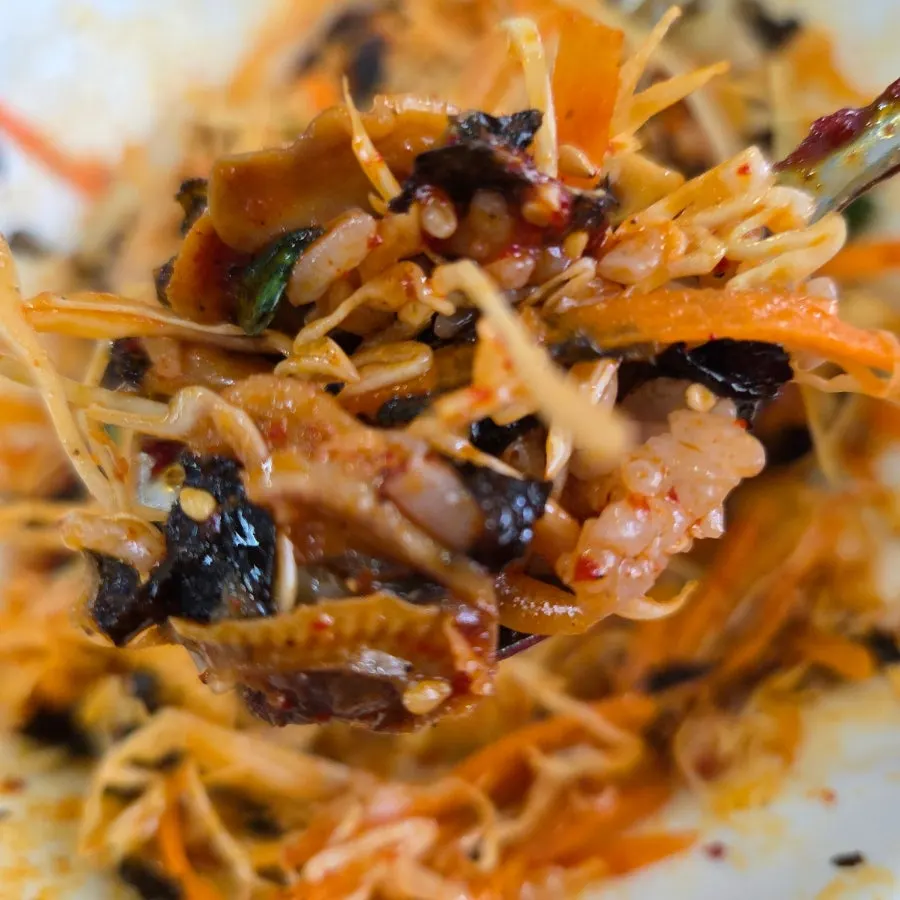 Cockle bibimbap topped with seaweed and vegetables