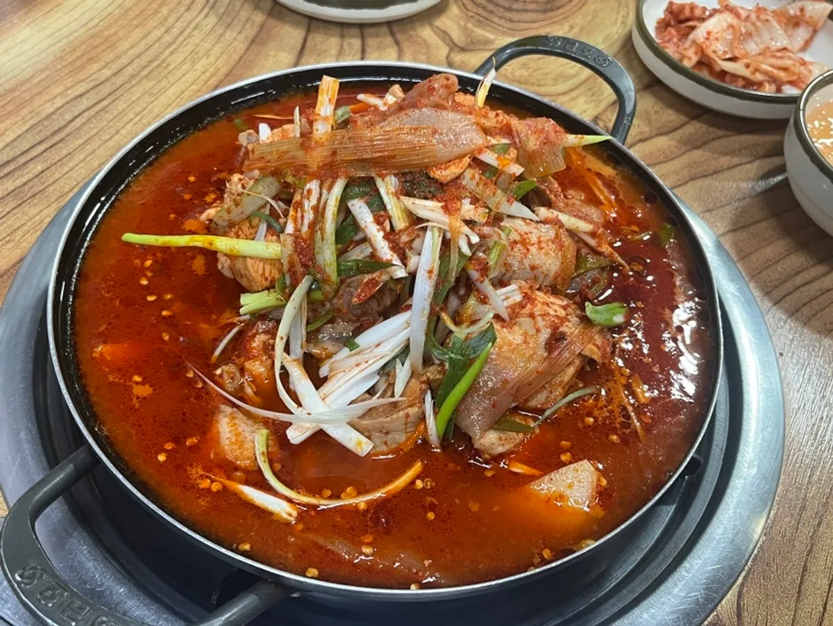 버너 위에 올려진 닭볶음탕 한 냄비