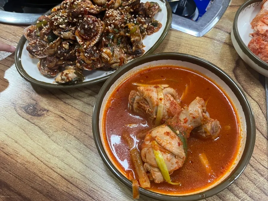 양념이 배어든 닭볶음탕 닭고기 살점