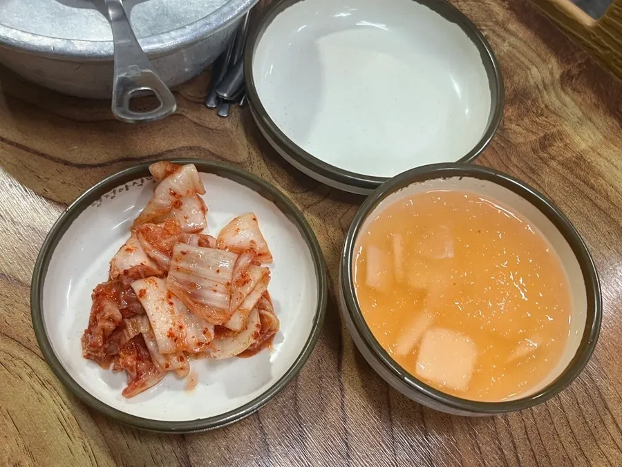 접시에 푸짐하게 담긴 꼬막무침