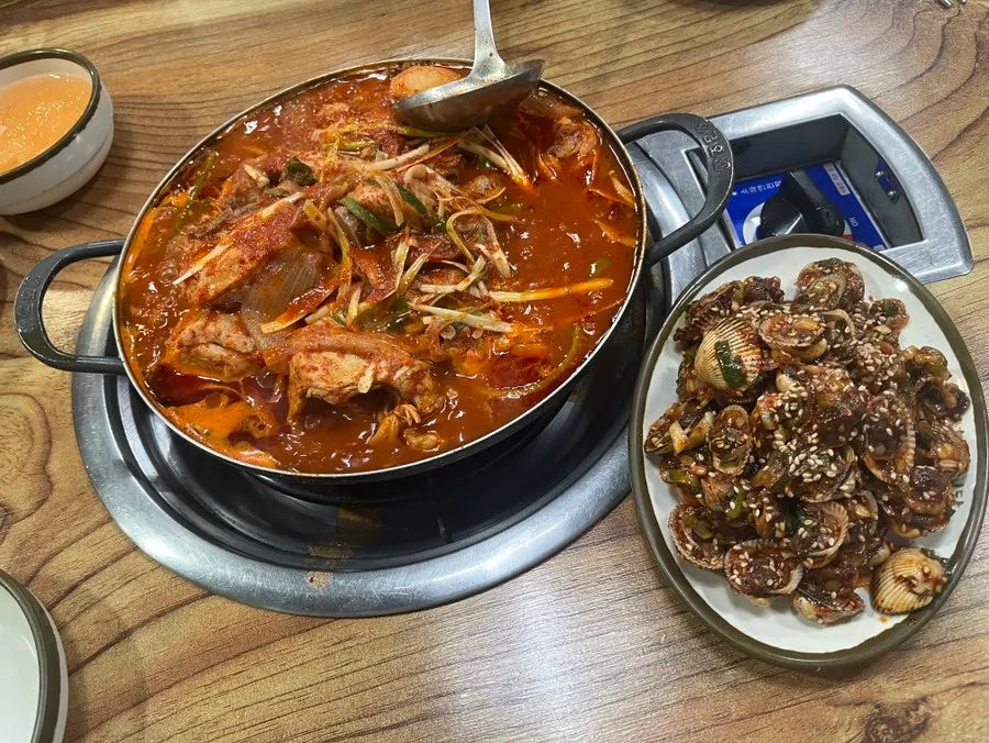 양념장 얹은 꼬막무침 한 점