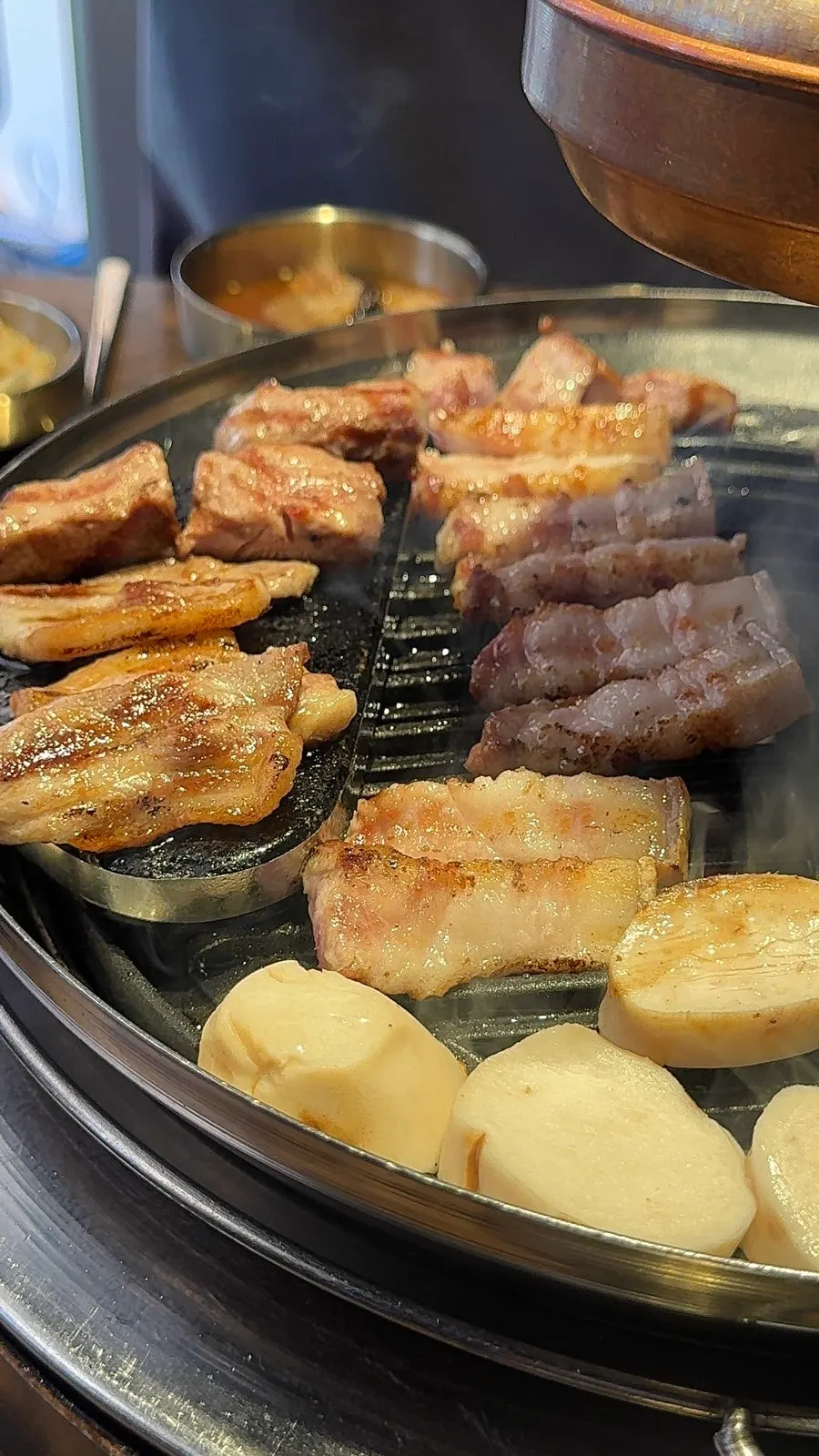 Mukmuchim and side dishes served with the meat