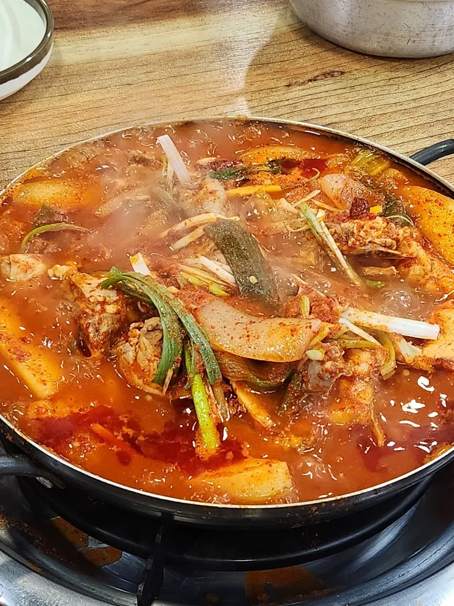 냄비에 담겨 나온 닭볶음탕 소 사이즈