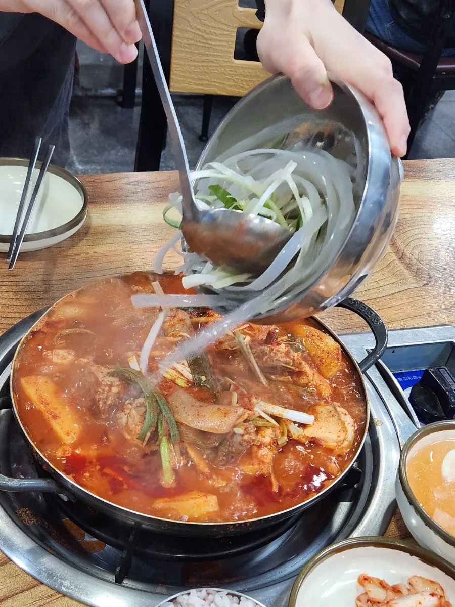 빨간 양념에 닭고기와 감자가 든 닭볶음탕