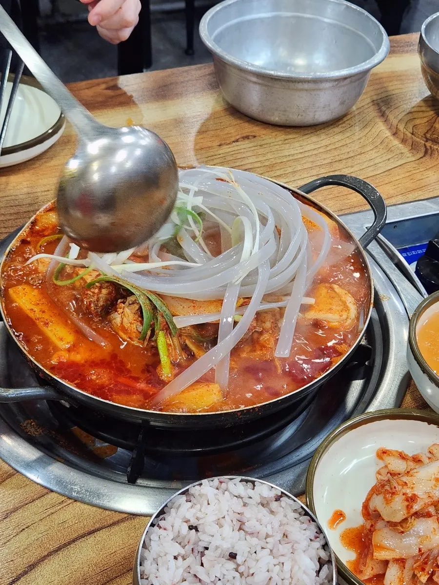 테이블에서 끓고 있는 닭볶음탕 냄비