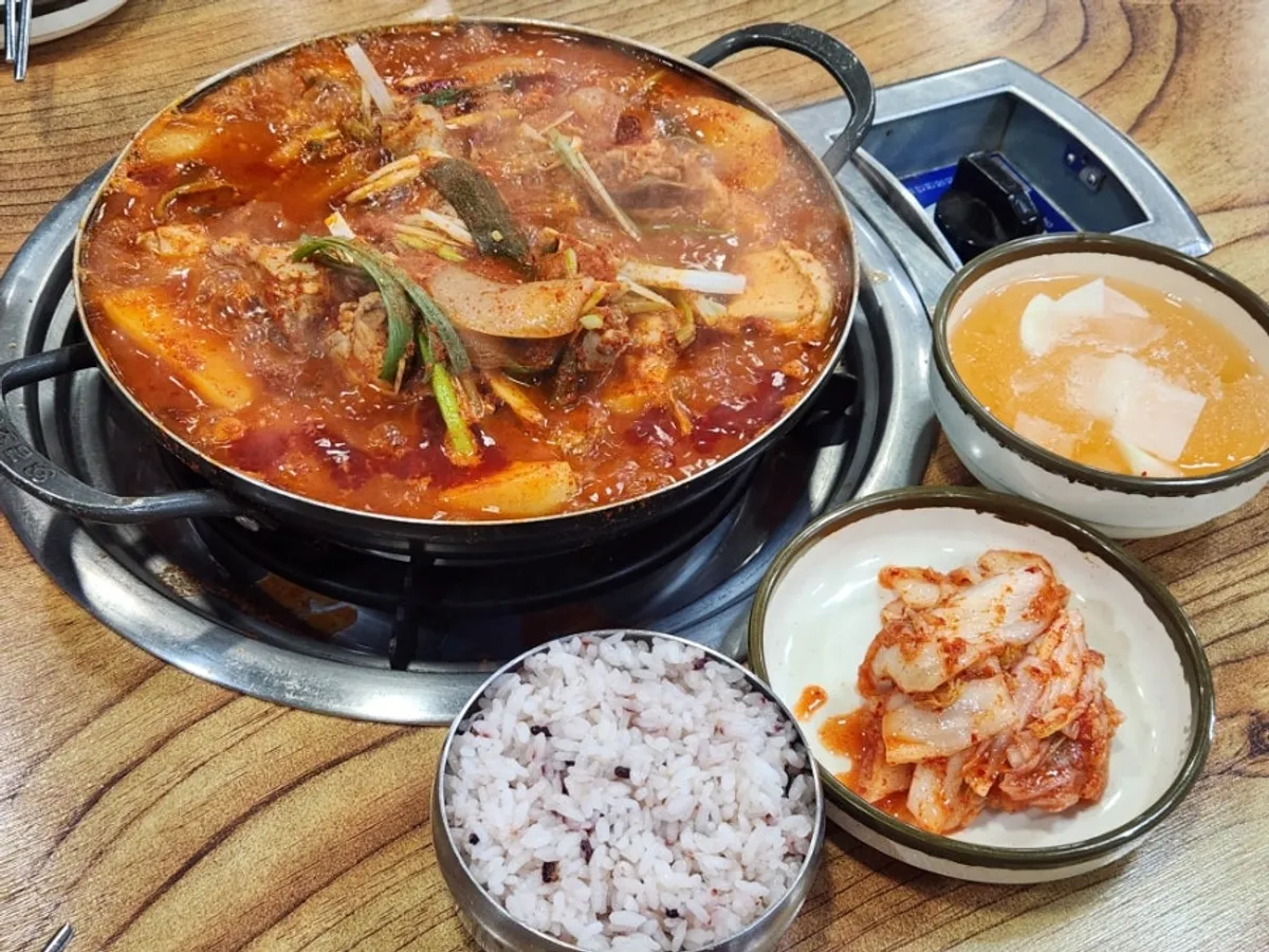 밥과 함께 먹기 좋은 닭볶음탕 한 상