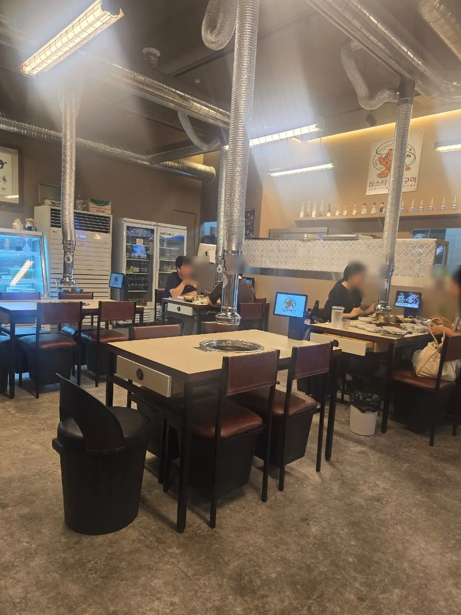 Clean interior of Samstar Charcoal Grill