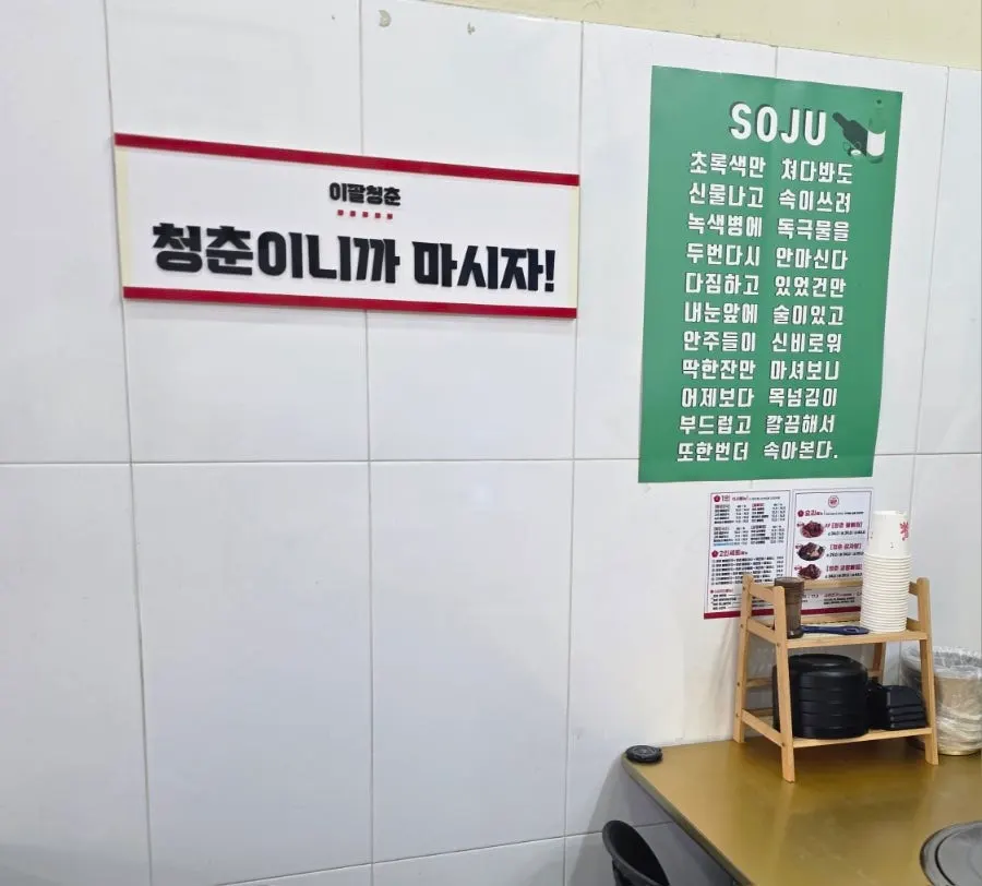 테이블 간격이 여유로운 홀 전경