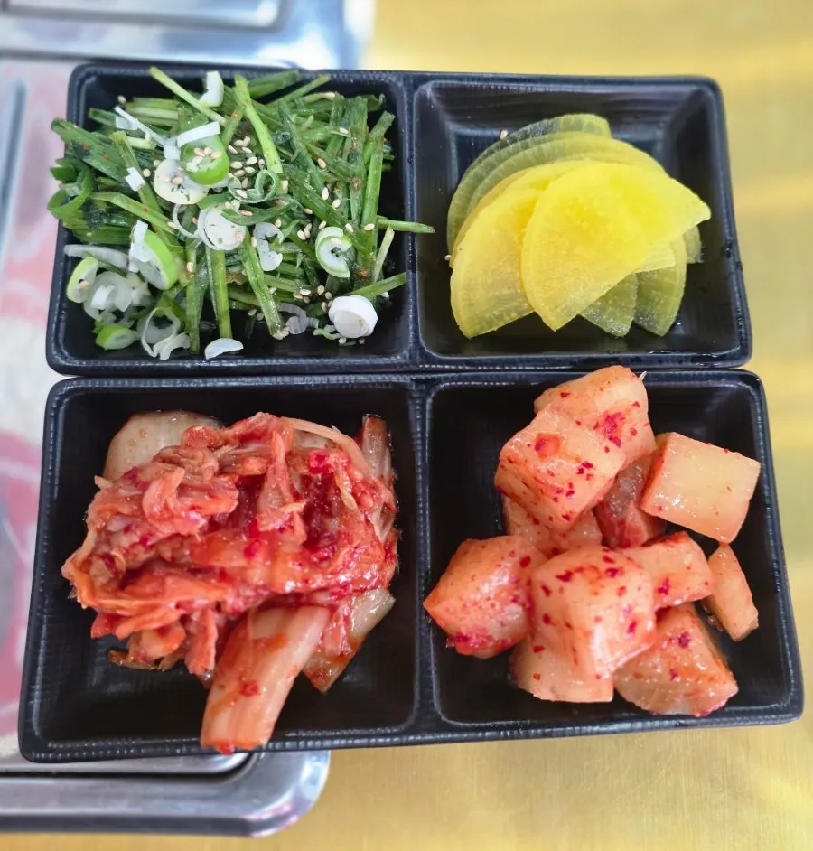 주문한 감자탕 중 사이즈와 공기밥 상차림