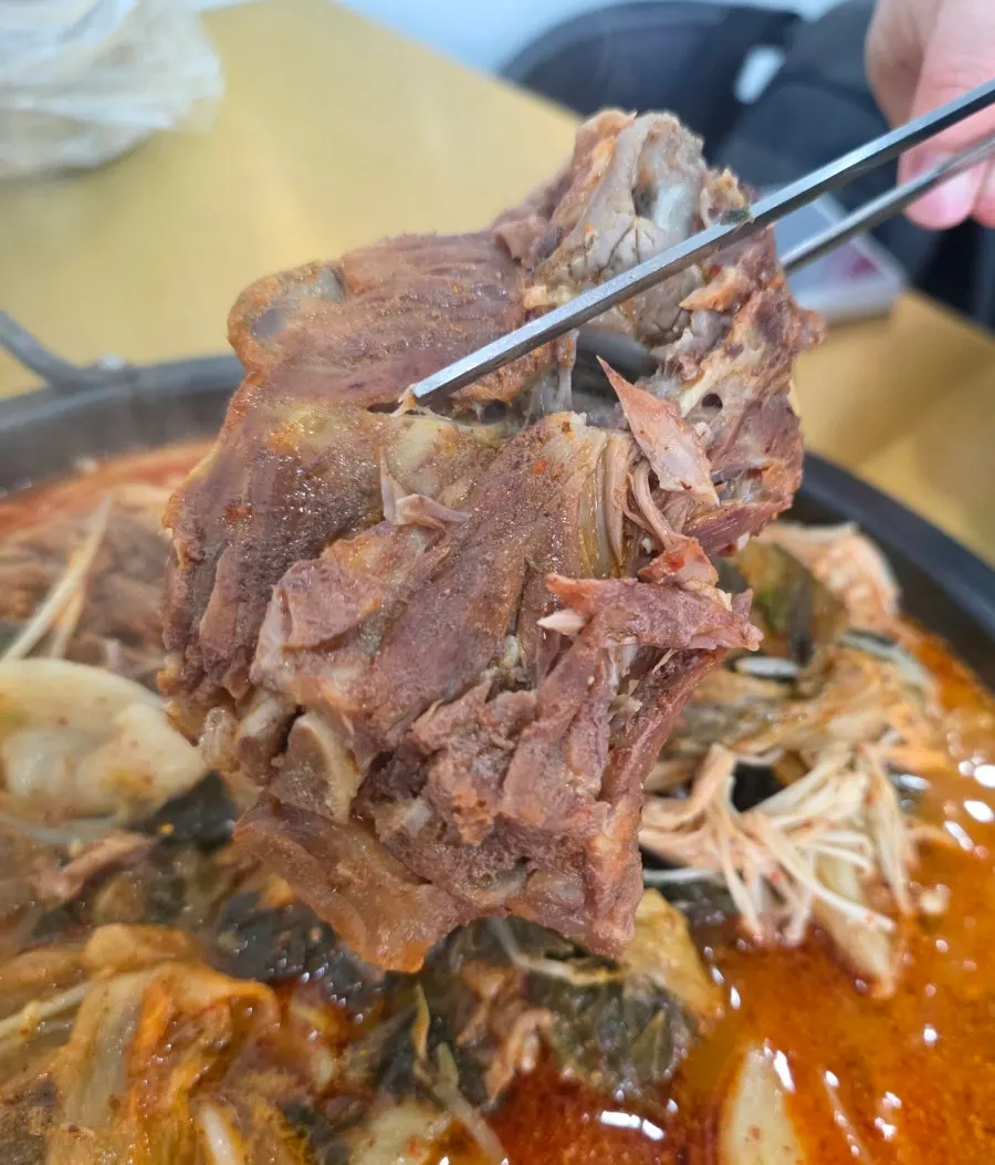깻잎과 팽이버섯이 올라간 감자탕 중 사이즈 냄비