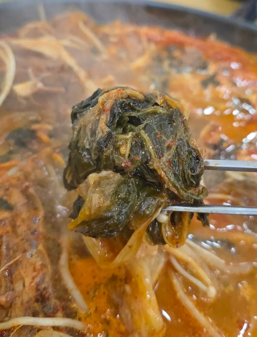 젓가락으로 발라낸 감자탕 뼈고기