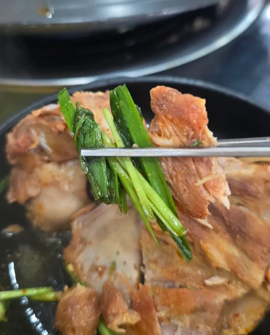 국자로 떠올린 얼큰한 뼈 육수