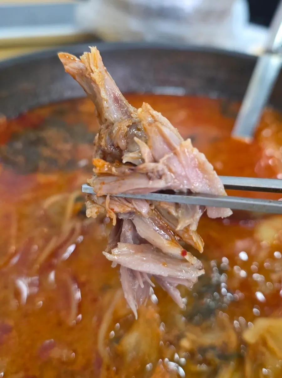 뜨끈한 감자탕 국물과 건더기 클로즈업
