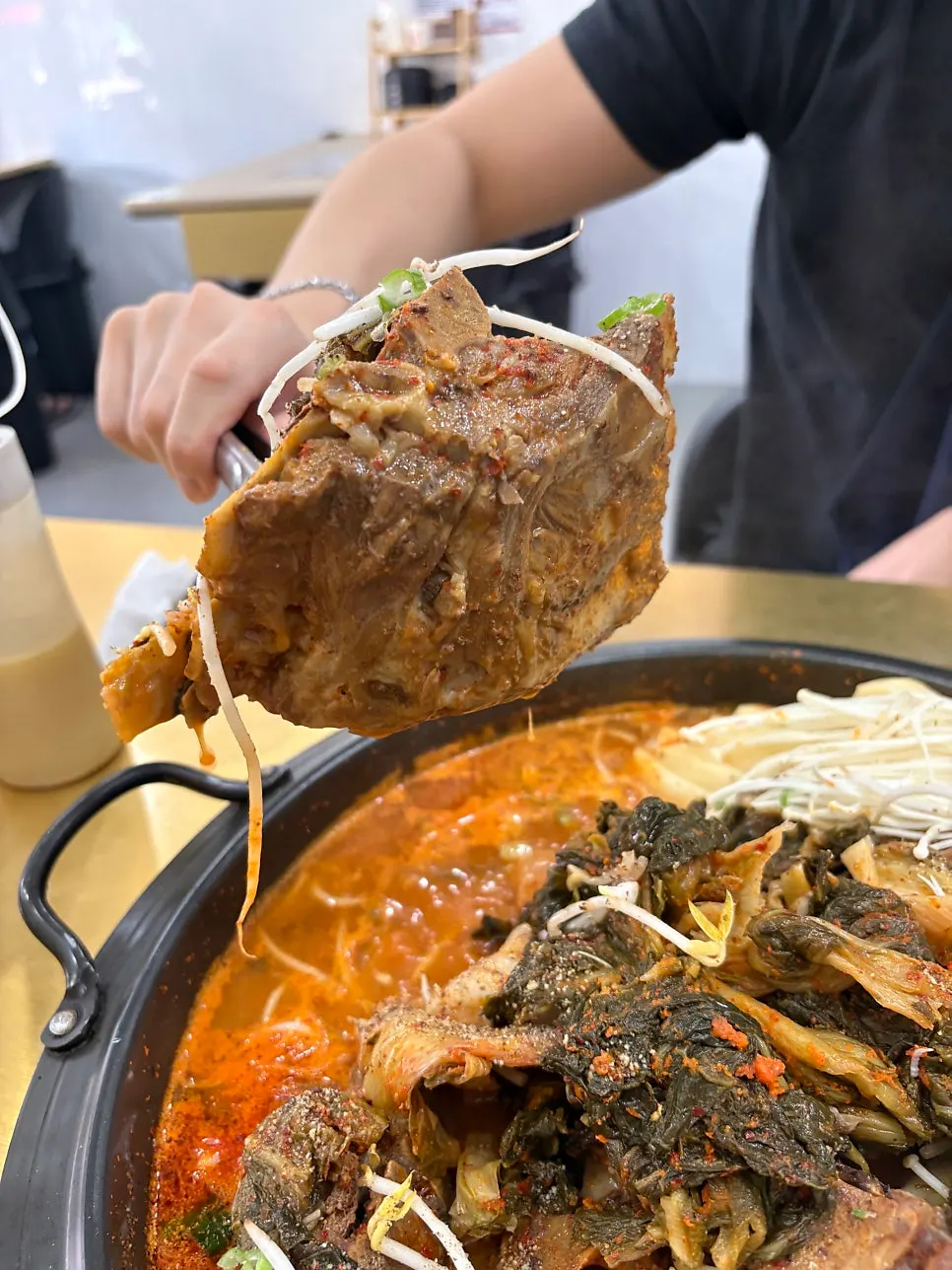 고기가 가득 쌓인 청춘감자탕 소자 냄비