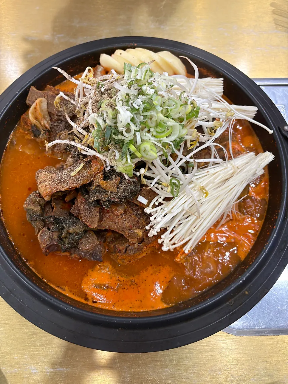 국물을 떠올린 숟가락