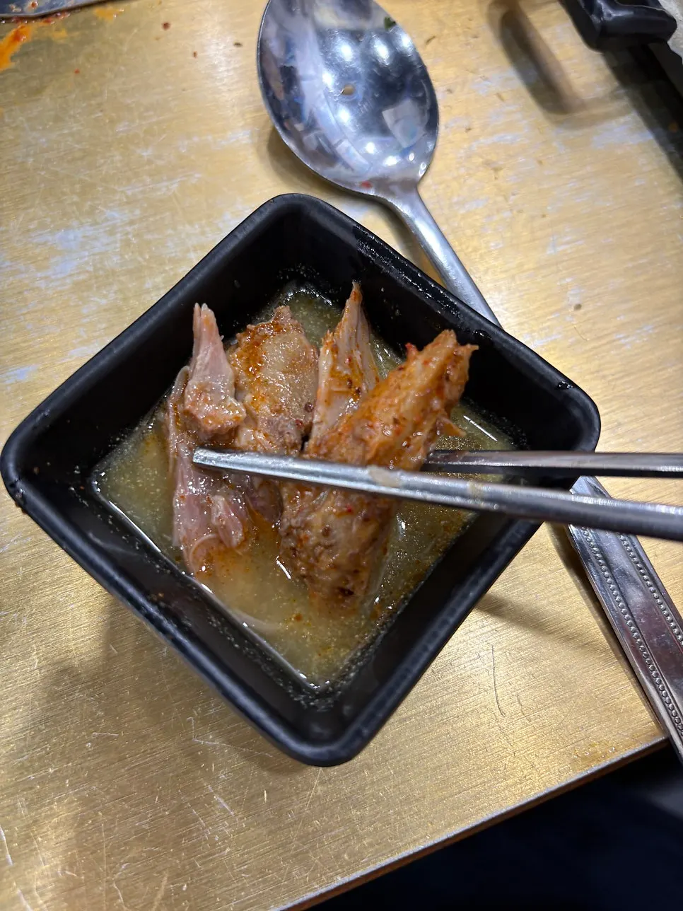 젓가락으로 발라낸 부드러운 살코기