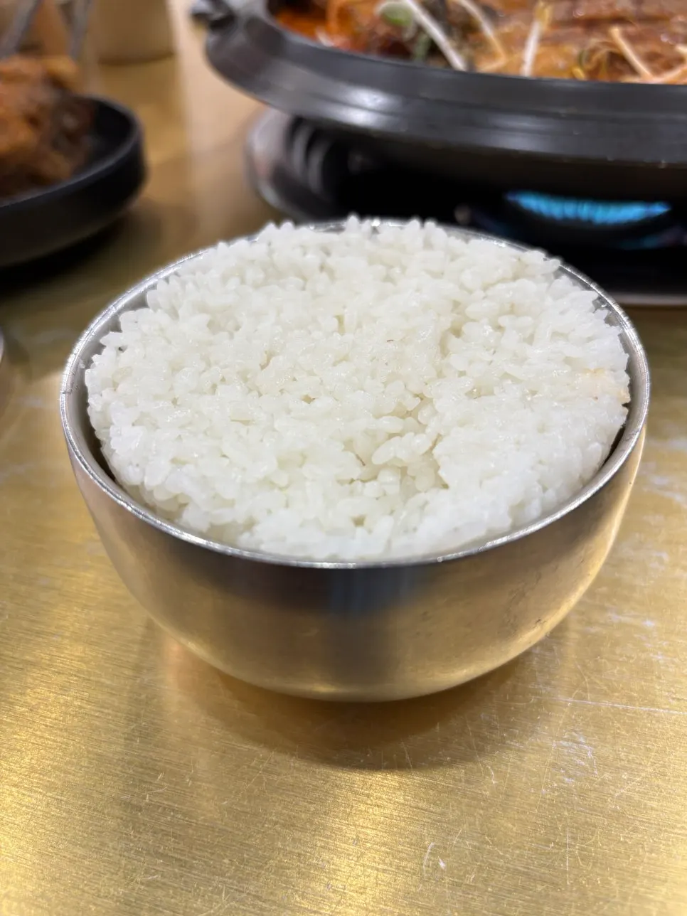 감자탕과 밥, 계란찜이 함께 놓인 상차림