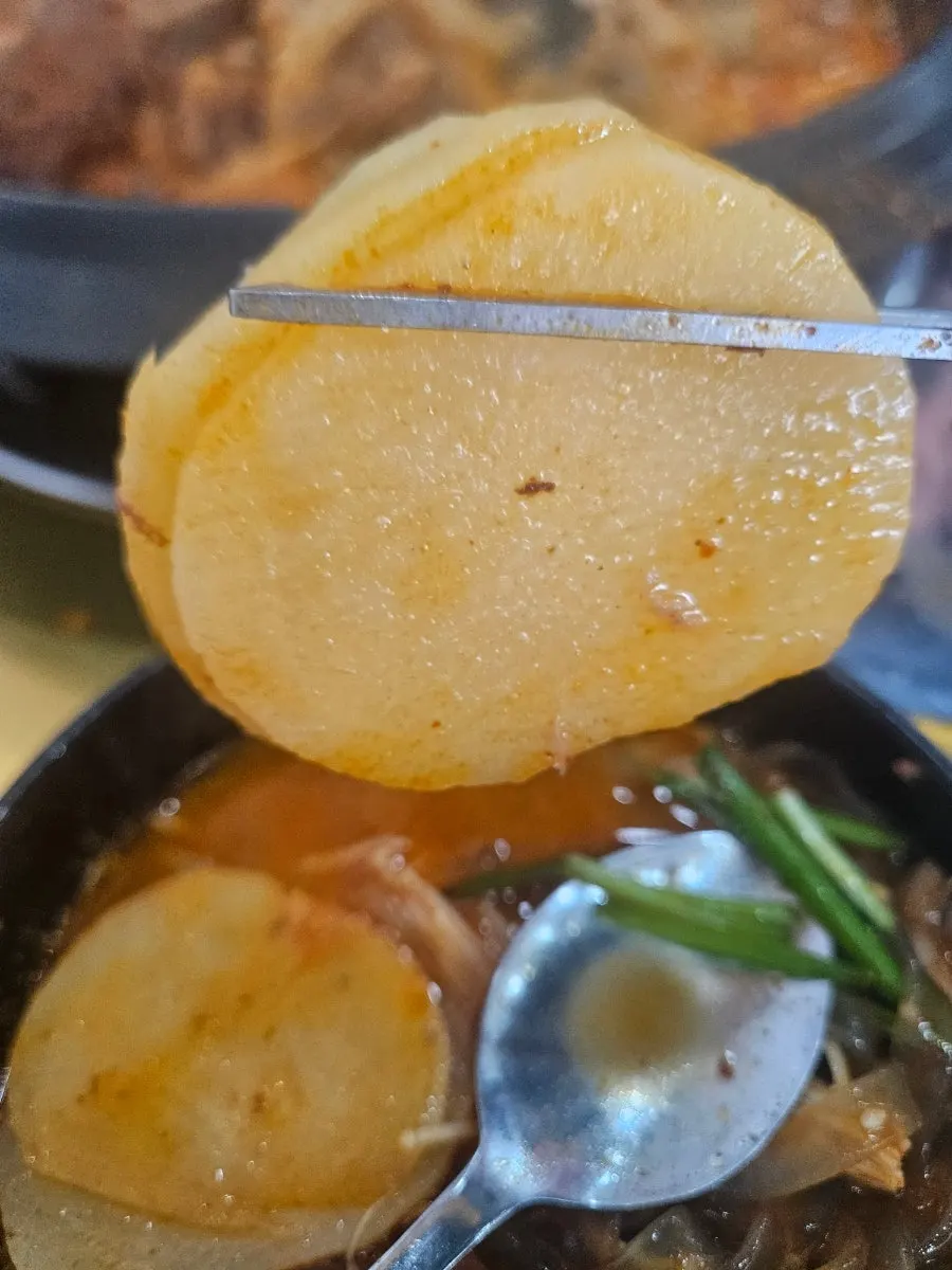 Gamjatang with thinly sliced potatoes