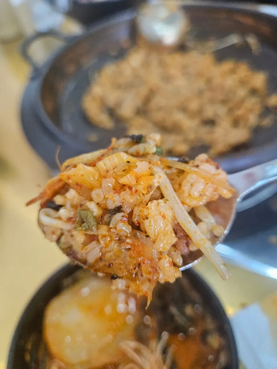 Stir-frying rice with bean sprouts and gim flakes