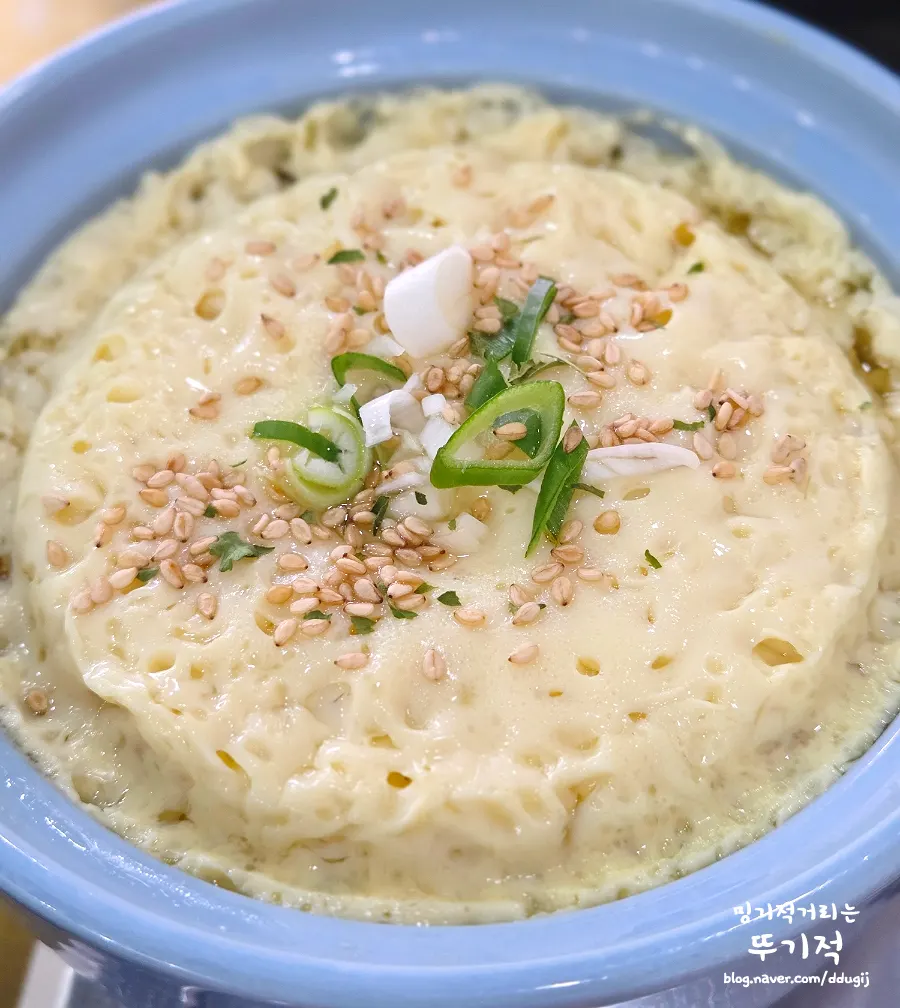 뼈찜과 함께 차려진 테이블