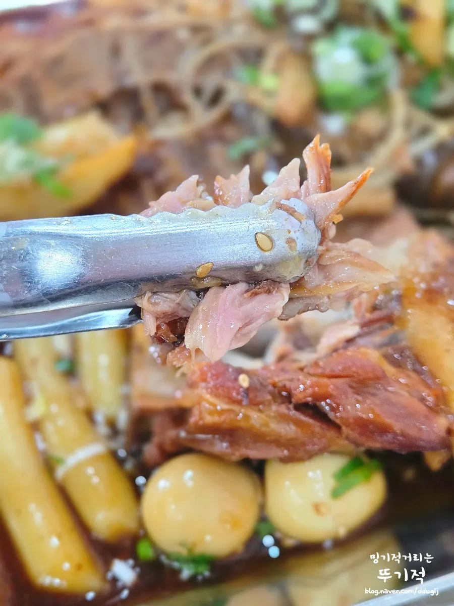 살이 오동통한 뼈찜 고기