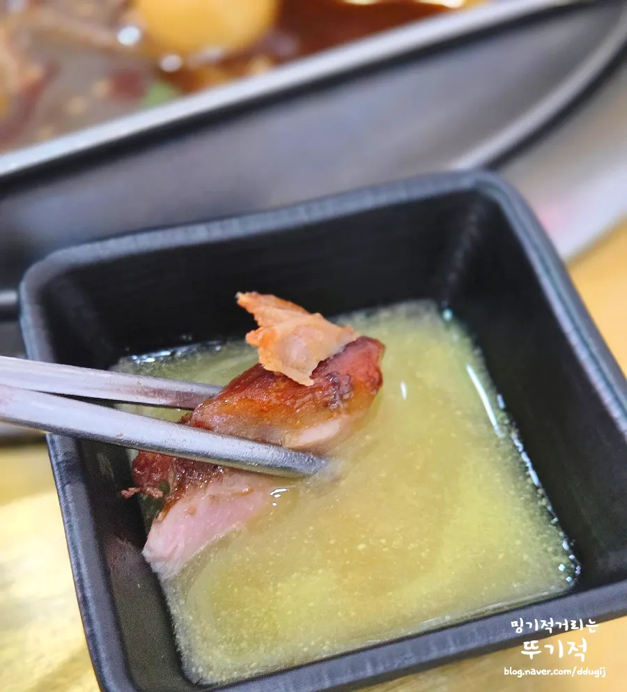 소스에 찍어 먹는 뼈찜 고기