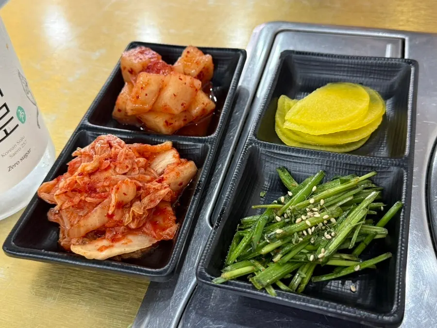 불뼈찜과 함께 나온 기본 반찬