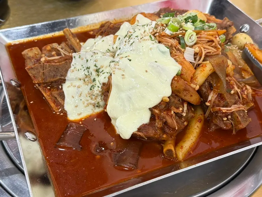 상에 올라온 불뼈찜 소 한 판