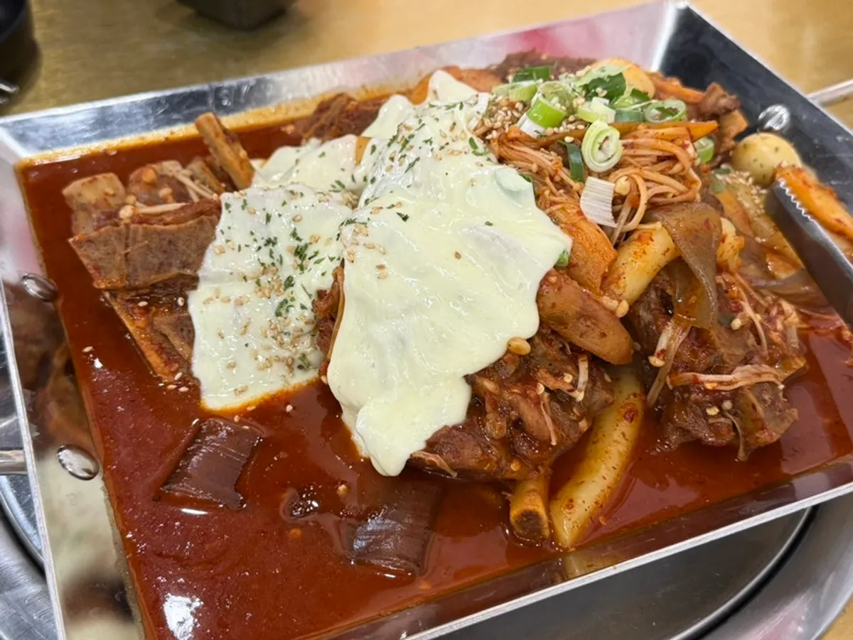 당면과 떡이 들어간 불뼈찜 클로즈업