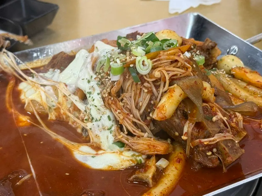 고기를 발라 먹는 불뼈찜 접시