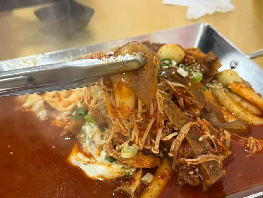 식사 후 남은 불뼈찜 냄비