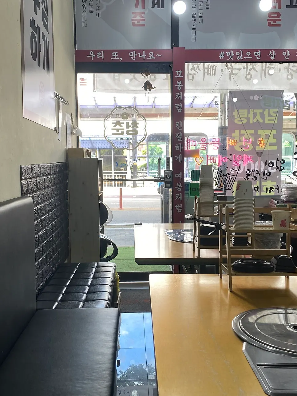 Table layout inside the restaurant