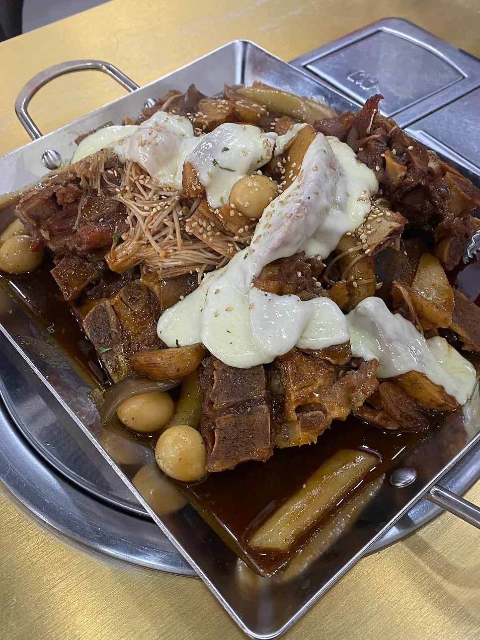 Medium-size gungjung bbyeojjim served fully cooked