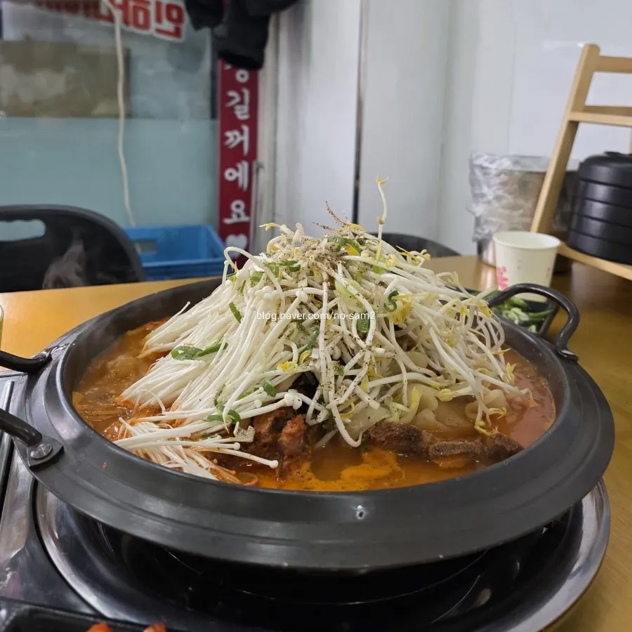 정왕역 청춘불뼈찜&감자탕에서 먹은 감자탕 한 상
