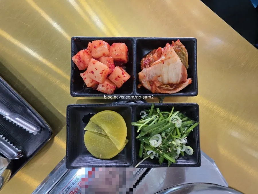 청춘 감자탕 小 주문 후 차려진 기본 반찬