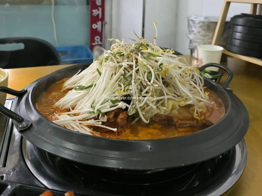 공깃밥에 국물과 시래기를 올린 마무리 한 그릇
