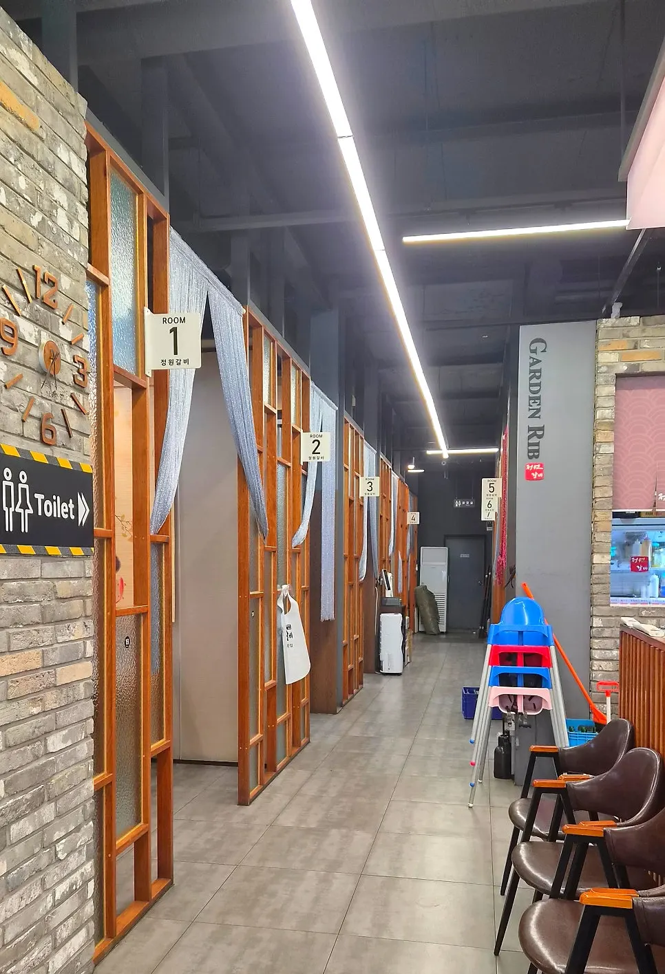 카운터 정면의 프라이빗 룸 입구