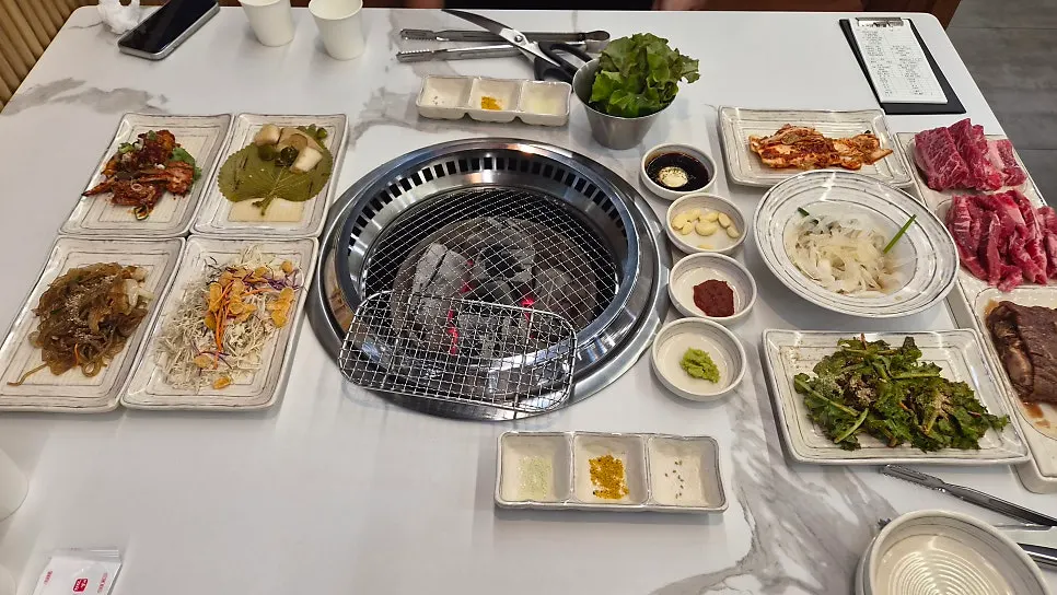 기본 반찬과 소고기 3종 세팅